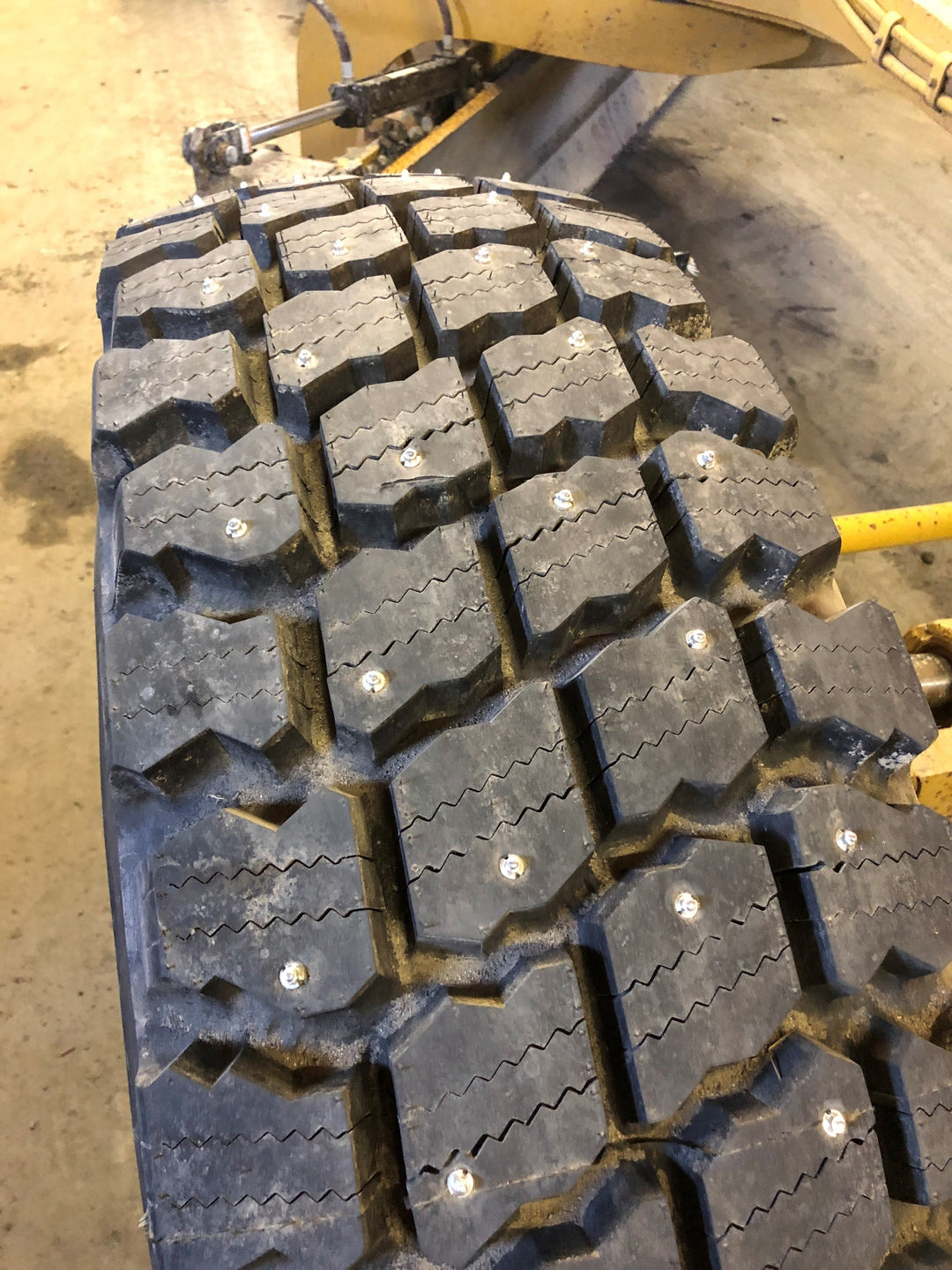 Large Tractor Tire Studs | Model 1912